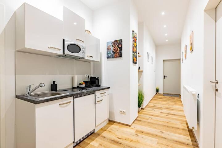Budget Rooms West With Shared Kitchen Wiedeń Zewnętrze zdjęcie